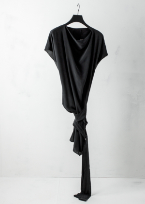 Black crepe de chine dress with two long belts Schwarzes Crepe de Chine Kleid mit zwei langen Gürteln