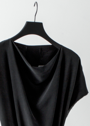 Black crepe de chine dress with two long belts Schwarzes Crepe de Chine Kleid mit zwei langen Gürteln